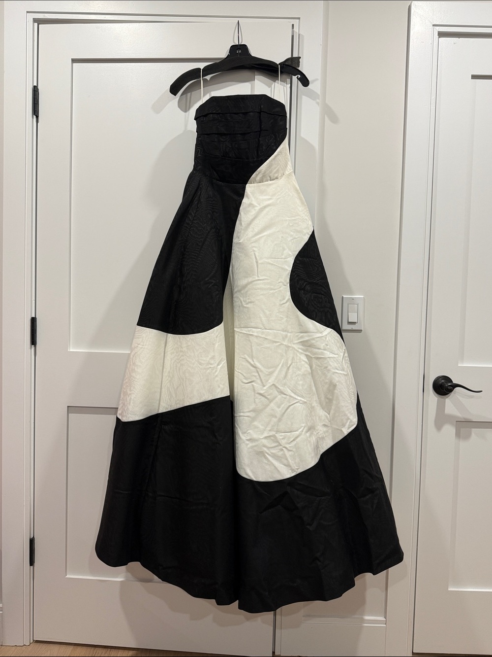 Alice + Olivia Black and White Bridgette Strapless Colorblock Ball Gown - Picture 3 of 13